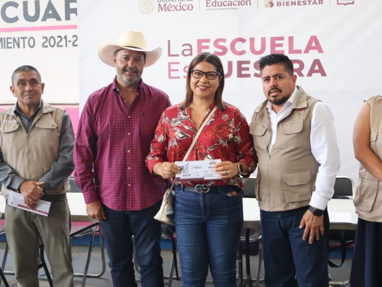 Acompaña Julio Arreola entrega de tarjetas del programa La Escuela es Nuestra, en Pátzcuaro