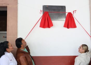 Devela Julio Arreola placa por 23 años de Pátzcuaro como Pueblo Mágico