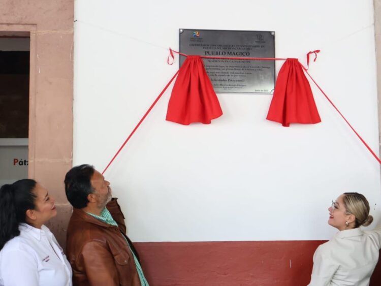 Devela Julio Arreola placa por 23 años de Pátzcuaro como Pueblo Mágico