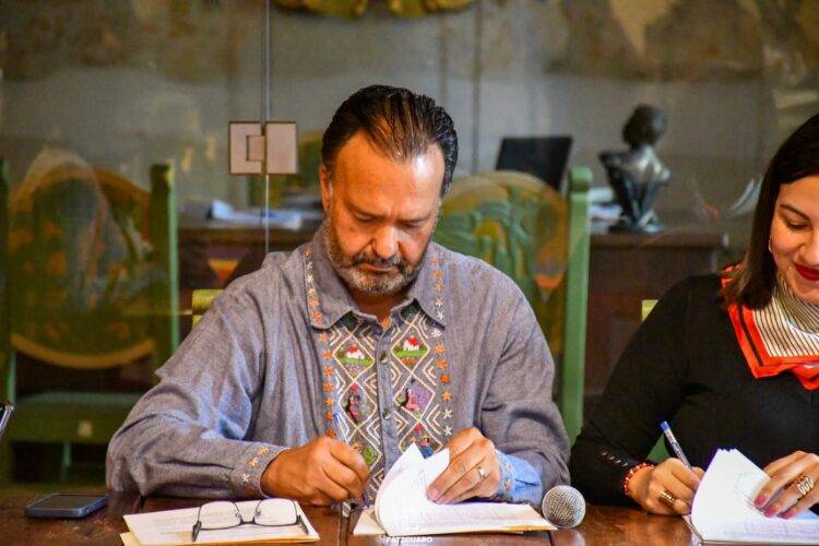 Firma convenio Julio Arreola para inclusión e igualdad en Pátzcuaro