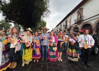Encabeza edil Julio Arreola tradicional celebración de Corpus Christi en Pátzcuaro