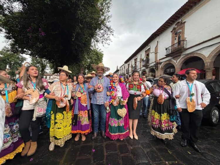 Encabeza edil Julio Arreola tradicional celebración de Corpus Christi en Pátzcuaro