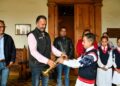 Entrega Julio Arreola instrumentos a bandas de guerra escolares y comunitarias de Pátzcuaro