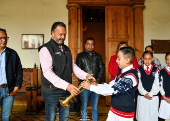 Entrega Julio Arreola instrumentos a bandas de guerra escolares y comunitarias de Pátzcuaro