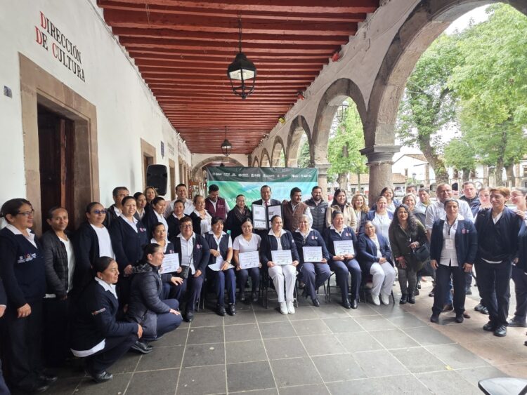 Reconoce Gobierno de Pátzcuaro labor de enfermería con estampilla conmemorativa