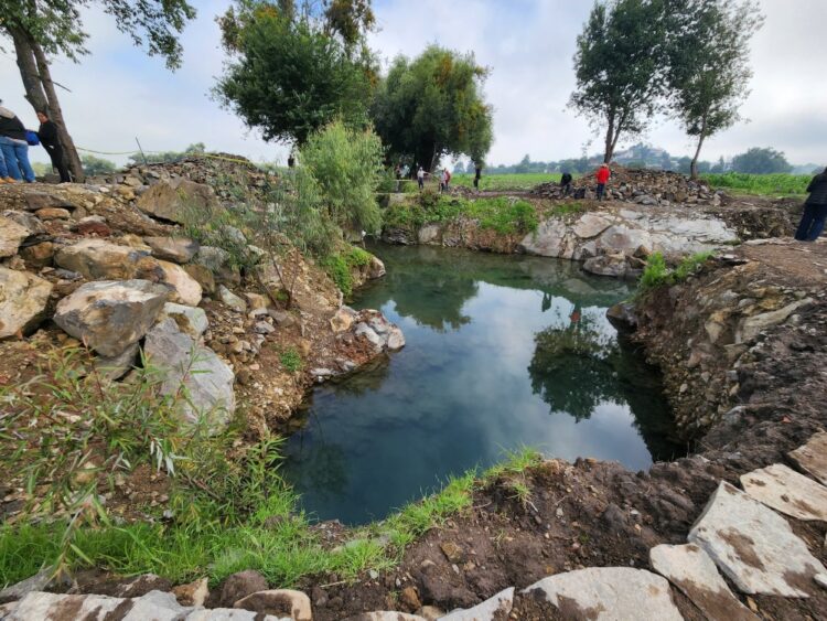 Supervisa edil Arreola rehabilitación de manantial en Tzentzénguaro