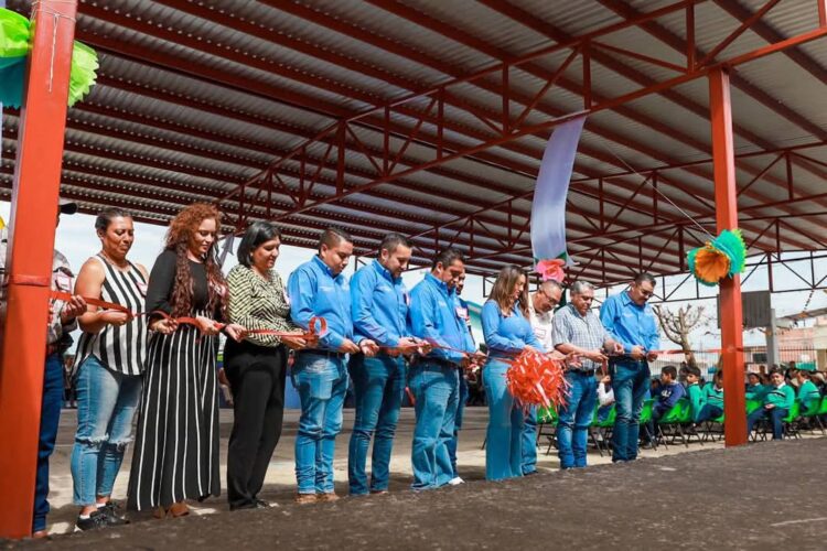 Cumple Gobierno de Zacapu e inaugura techumbre de primaria en La Escondida