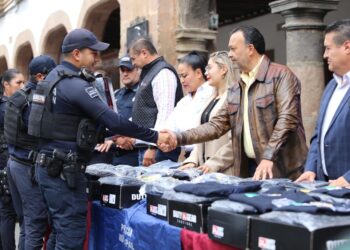 Refuerza Julio Arreola seguridad de Pátzcuaro con patrullas y uniformes