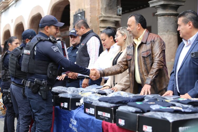 Refuerza Julio Arreola seguridad de Pátzcuaro con patrullas y uniformes