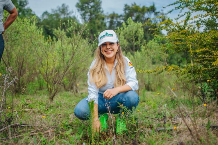 Apoya Dayana Pérez Medio Ambiente con Plantación de 2,500 Pinos en Salvador Escalante