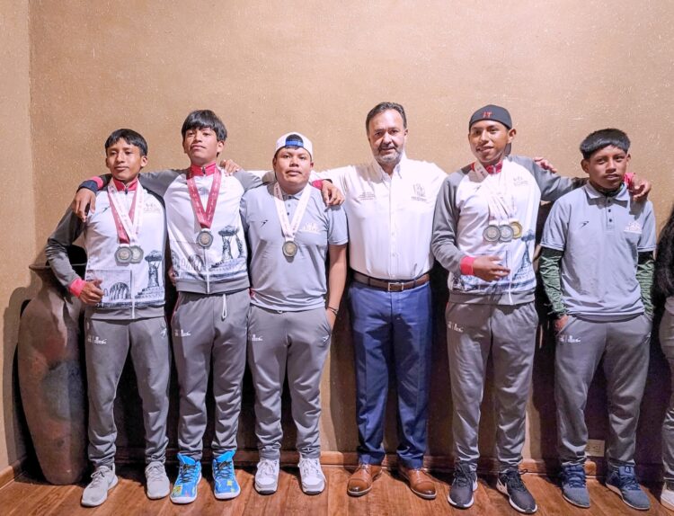 Reconoce Julio Arreola a deportistas de Urandén que triunfaron en Olimpiada Nacional 2025