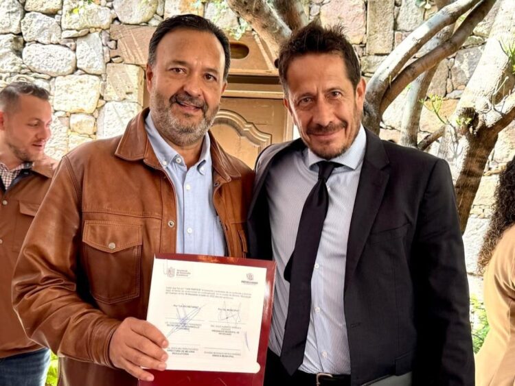 Firma Julio Arreola convenio para agilizar y simplificar servicios en Pátzcuaro