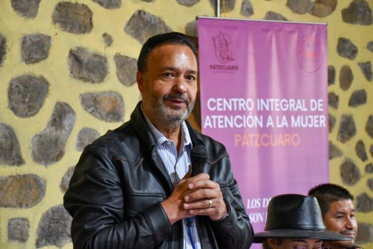 Impulsa Julio Arreola acciones contra violencia a mujeres purhépechas en Cuanajo