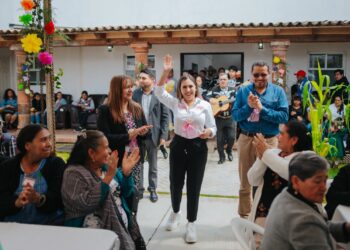 Celebra Dayana Pérez a las abuelitas y abuelitos, corazón de Salvador Escalante