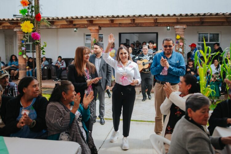 Celebra Dayana Pérez a las abuelitas y abuelitos, corazón de Salvador Escalante