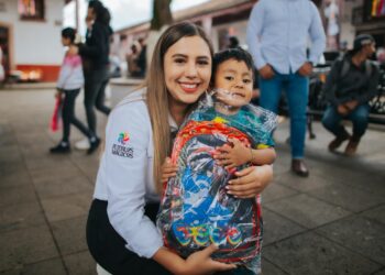 Para beneficiar a niñez, Dayana Pérez entregó mochilas a escolapios