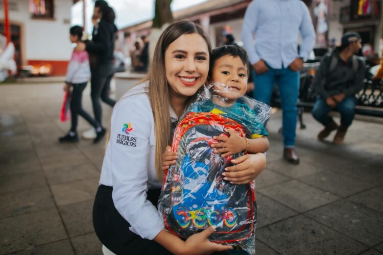 Para beneficiar a niñez, Dayana Pérez entregó mochilas a escolapios