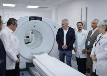 Bedolla entrega equipo de vanguardia para detectar y tratar cáncer en Michoacán