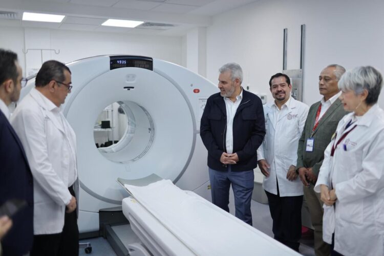Bedolla entrega equipo de vanguardia para detectar y tratar cáncer en Michoacán