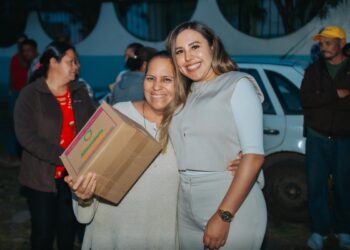Entrega Dayana Pérez medicamentos y canasta básica en Agua Verde