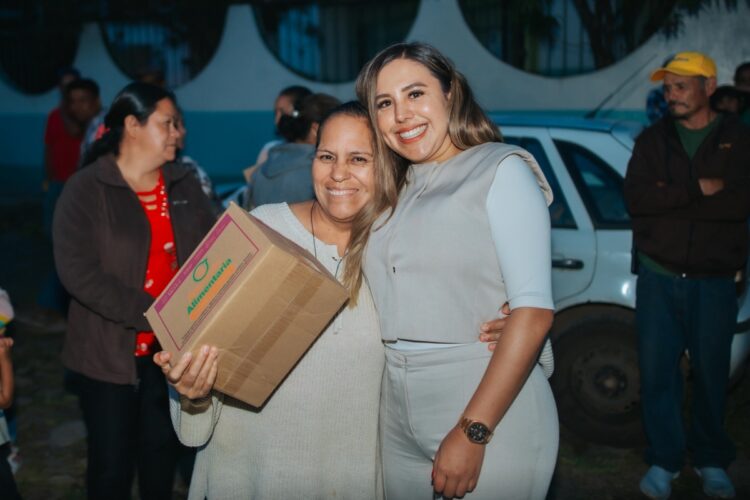 Entrega Dayana Pérez medicamentos y canasta básica en Agua Verde