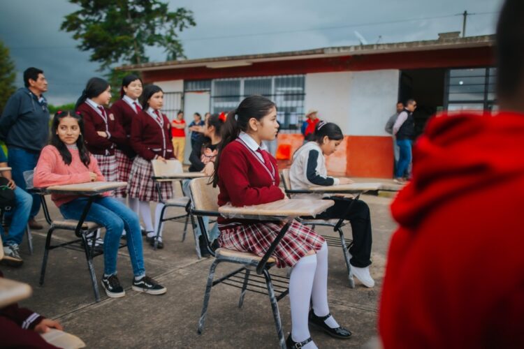 Entrega Dayana Pérez butacas a telesecundaria en La Palma