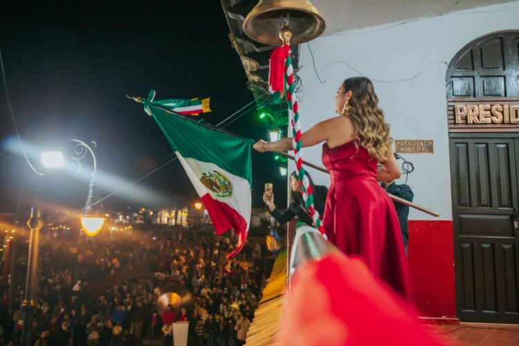 Con orgullo, Dayana Pérez encabezó Grito de Independencia en Salvador Escalante