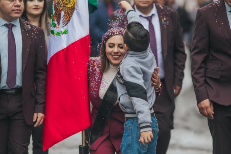 Encabeza presidenta Dayana Pérez desfile patrio en Salvador Escalante
