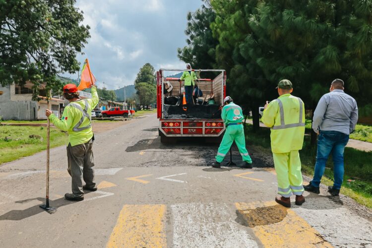 Supervisa Dayana Pérez trabajos de bacheo en Opopeo