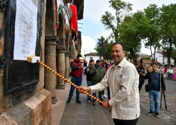 Encabeza Julio Arreola pega del programa de actividades por 491 Aniversario de Pátzcuaro