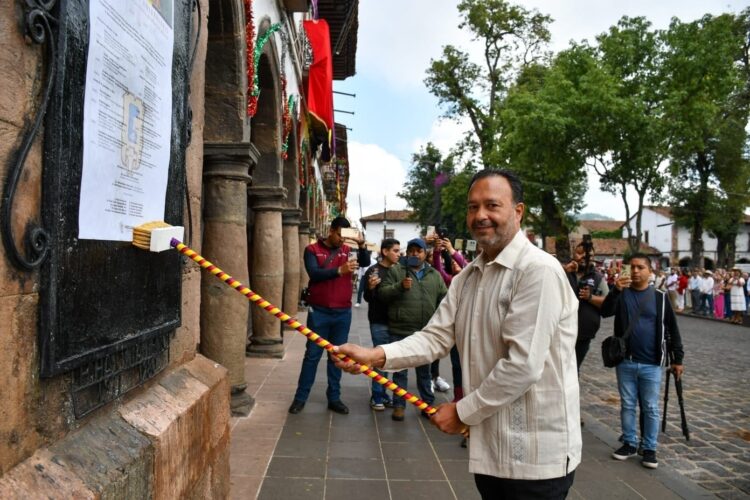 Encabeza Julio Arreola pega del programa de actividades por 491 Aniversario de Pátzcuaro