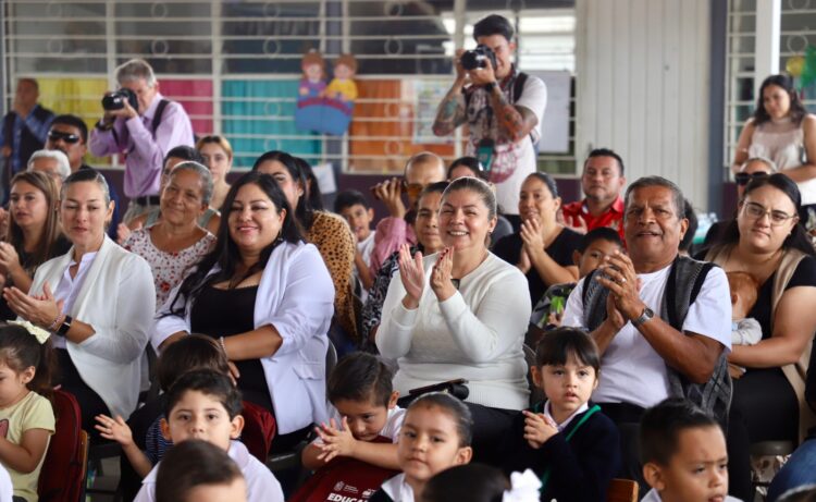 Docentes, padres y madres de familia, agradecen obras educativas en La Piedad