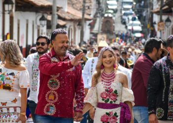 Celebra Pátzcuaro 491 años de historia con desfile lleno de cultura y tradición