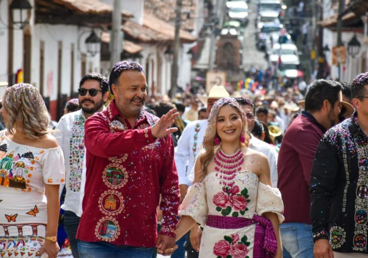 Celebra Pátzcuaro 491 años de historia con desfile lleno de cultura y tradición