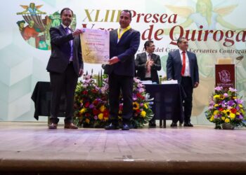 Entrega Julio Arreola Presea Vasco de Quiroga al presbítero José Cervantes Contreras