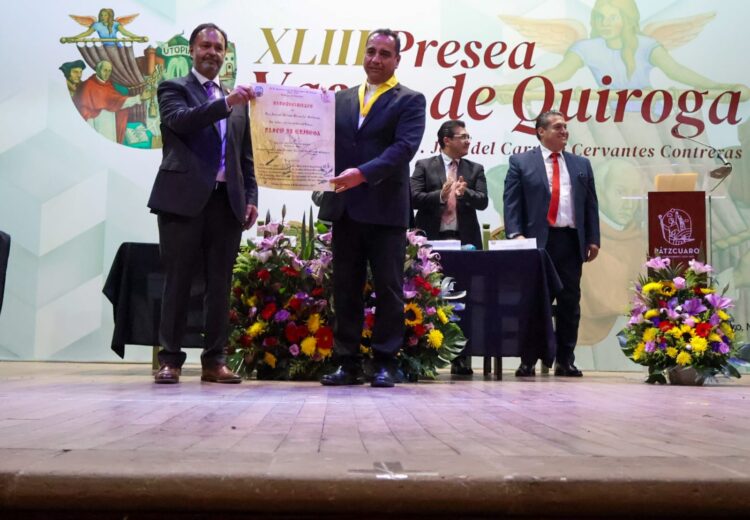 Entrega Julio Arreola Presea Vasco de Quiroga al presbítero José Cervantes Contreras