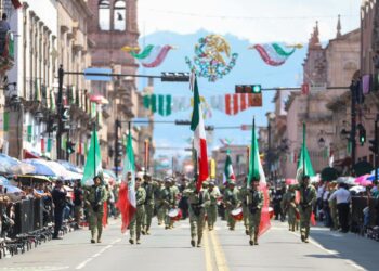 Encabezó Bedolla desfile en honor a Morelos; familias muestran orgullo