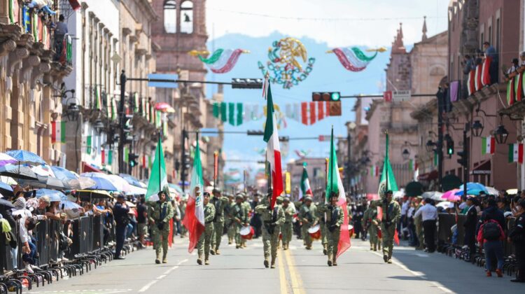 Encabezó Bedolla desfile en honor a Morelos; familias muestran orgullo