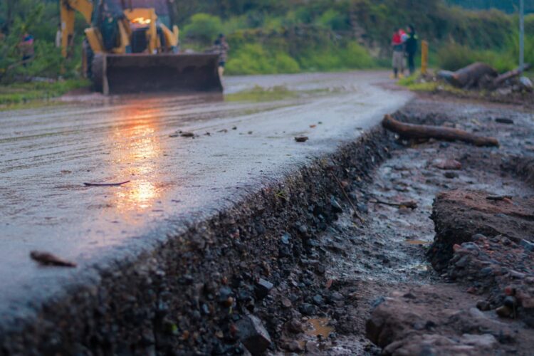 Atiende Ayuntamiento deslave en Opopeo con apoyo de alcaldesa Dayana Pérez