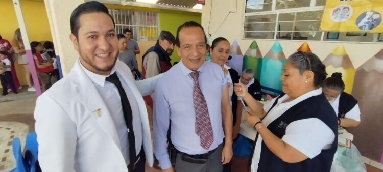 Inicia campaña de vacunación invernal 2025-2026 en Uruapan