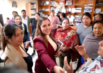 Atiende Dayana Pérez necesidades de la Escuela Primaria Felipe Tzintzun