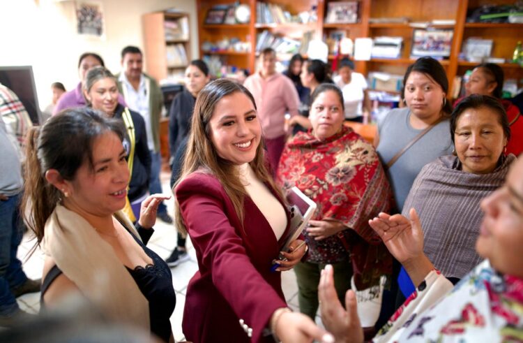 Atiende Dayana Pérez necesidades de la Escuela Primaria Felipe Tzintzun