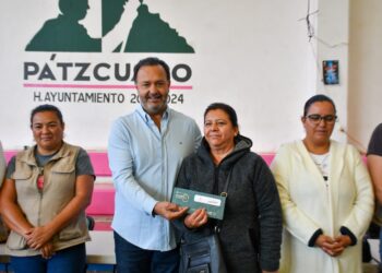 Entrega Julio Arreola tarjetas del programa “La Clínica es Nuestra” en Pátzcuaro