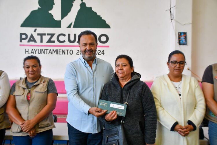Entrega Julio Arreola tarjetas del programa “La Clínica es Nuestra” en Pátzcuaro