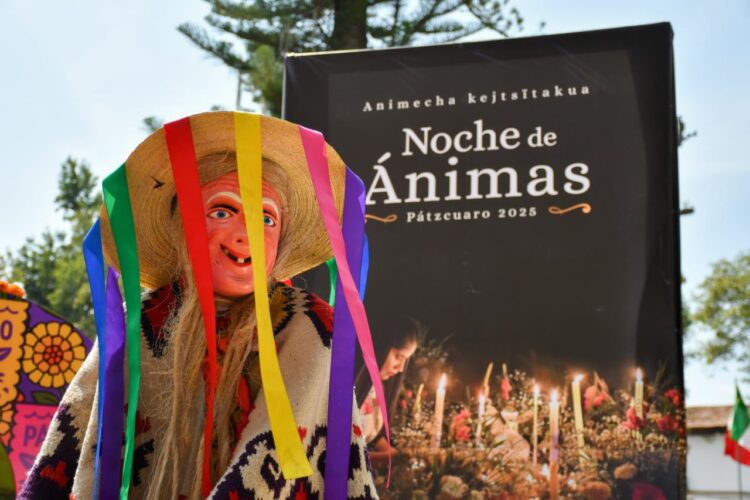 Presenta edil Julio Arreola cartelera de Noche de Ánimas 2025 en Pátzcuaro