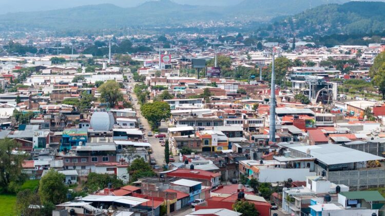 Inicia por aire traslado de cabinas del teleférico de Uruapan