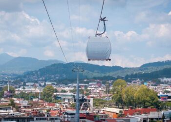 Inicia por aire traslado de cabinas del teleférico de Uruapan