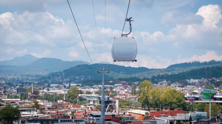 Inicia por aire traslado de cabinas del teleférico de Uruapan