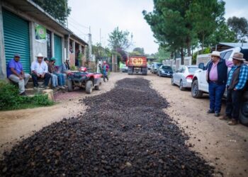 Mejora Dayana Pérez vialidades de comunidades en Salvador Escalante