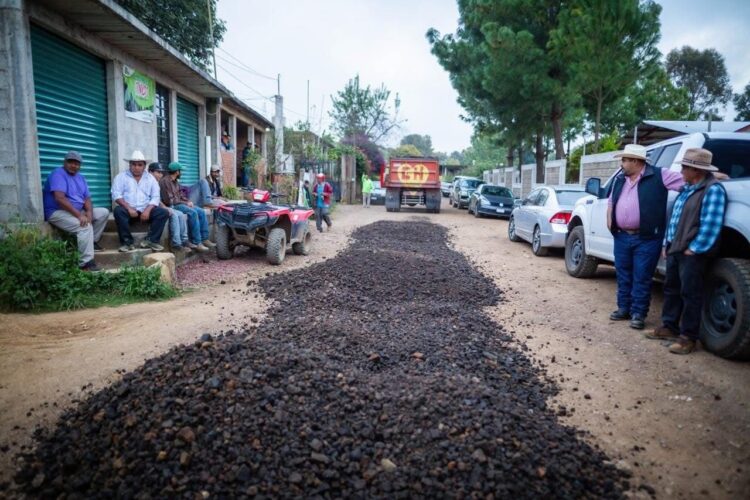 Mejora Dayana Pérez vialidades de comunidades en Salvador Escalante